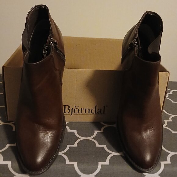 Boots & Jeans - Picture 5 of 5